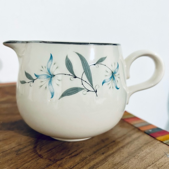 Vintage blue floral design Tea/coffee cups w/creamer - Picture 8 of 10